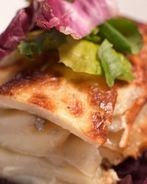 Картофельный гратен с луковым соусом