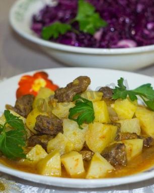 Картошка тушеная с говядиной в мультиварке