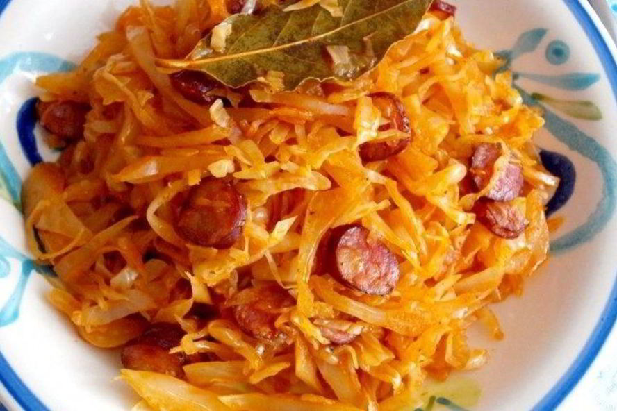 Рецепт тушеная капуста с колбасками