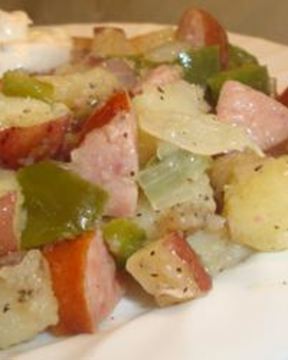 Тушеная картошка с колбасой и сладким перцем