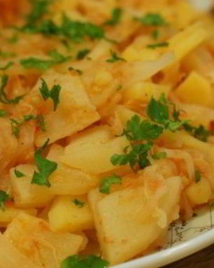 Тушеная кислая капуста с картошкой