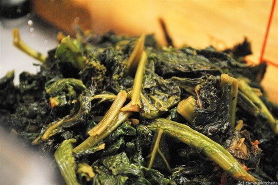 Рецепт жареная листовая горчица с чесноком и луком