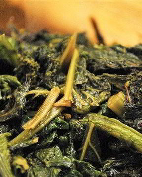 Жареная листовая горчица с чесноком и луком