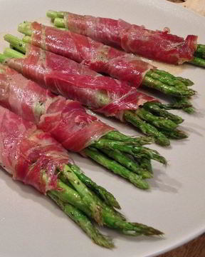 Жареная спаржа с хамоном