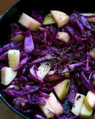 Жаренная краснокочанная капуста с яблоком