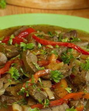 Говяжья печень по-домашнему с луком и перцем
