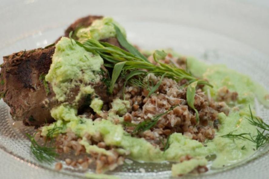 Рецепт говяжья печенка с гречотто и соусом из огурца