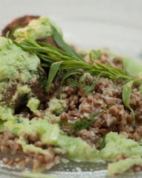 Говяжья печенка с гречотто и соусом из огурца