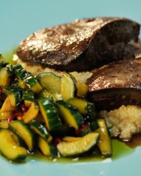 Индюшачья печенка с киноа и битыми огурцами