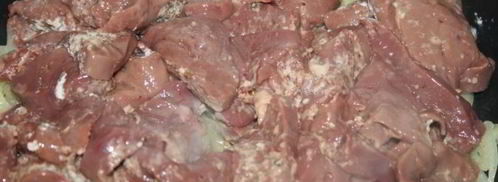 индюшиная печень в сметанно-луковом соусе. Шаг 6