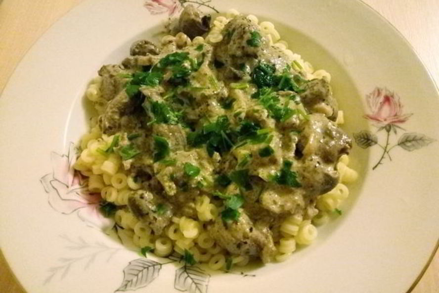 Рецепт куриная печень с сердечками в сметанном соусе