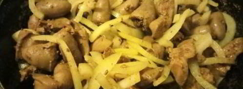 куриная печень с сердечками в сметанном соусе. Шаг 4