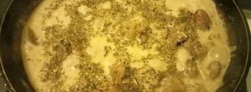 куриная печень с сердечками в сметанном соусе. Шаг 5