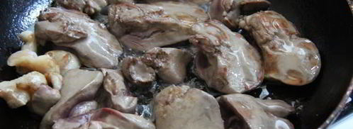 куриная печень с вишневым соусом. Шаг 5