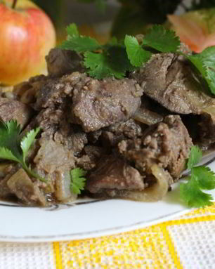 Куриная печень с яблоками и луком
