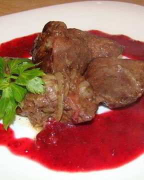 Печень птицы в ягодном соусе