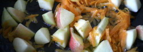 печень с яблоками и черной смородиной. Шаг 6