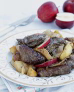 Печень с яблоками и луком