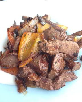 Печень со сладким перцем и беконом