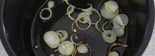 печень тушеная в сметане в мультиварке. Шаг 3