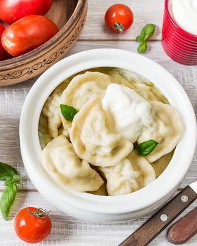 Домашние пельмени с курицей и копченой грудинкой