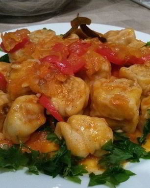 Ленивые пельмени в овощном соусе