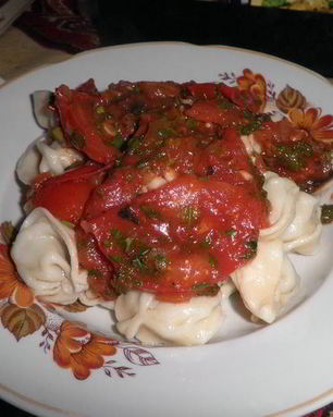 Пельмени с томатным соусом