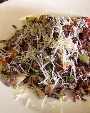 Паэлья из красного риса с овощами и сыром