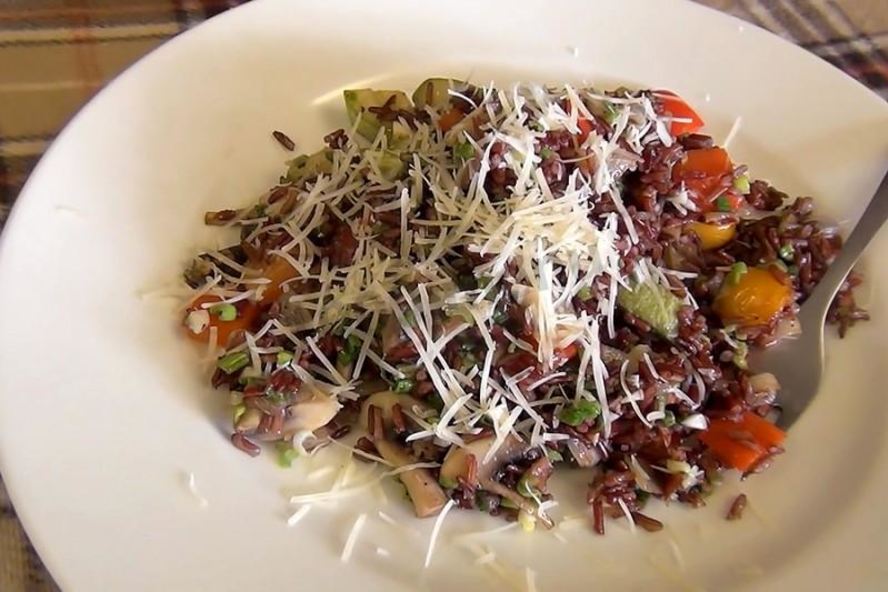 Рецепт паэлья из красного риса с овощами и сыром