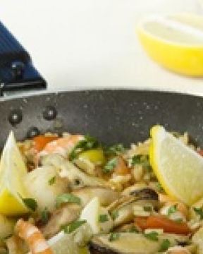 Паэлья с курицей и морепродуктами