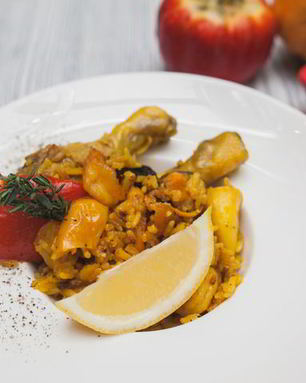 Паэлья с морепродуктами и цыпленком