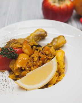 Паэлья с морепродуктами и цыпленком