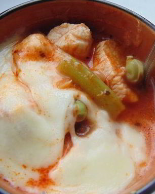 Куриное рагу с зелеными овощами и сырной крышечкой