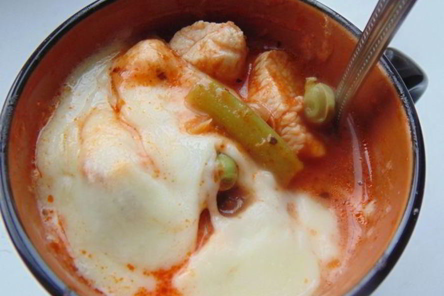 Рецепт куриное рагу с зелеными овощами и сырной крышечкой