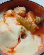 Куриное рагу с зелеными овощами и сырной крышечкой