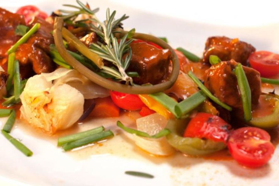 Рецепт рагу из говядины с овощами в пряном соусе