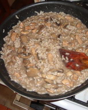 Ризотто с курицей и грибами в красном вине