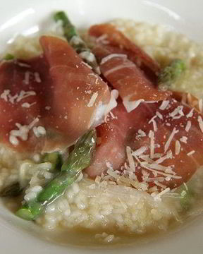 Ризотто со спаржей и пармской ветчиной