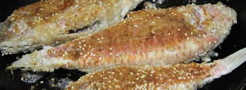 барабулька, жаренная в сухарях с кунжутом. Шаг 4