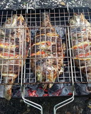 Дорада с овощами, запеченая на углях