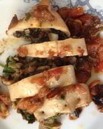 Фаршированные грибами кальмары