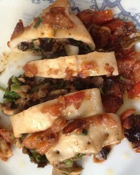 Фаршированные грибами кальмары