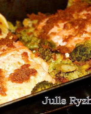 Форель в ореховом соусе с брокколи