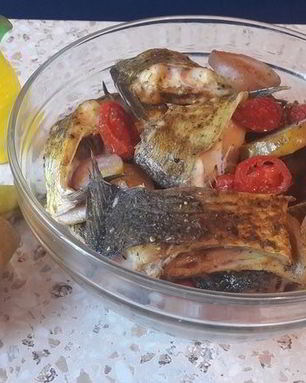 Карась с грушами и лимонным соком