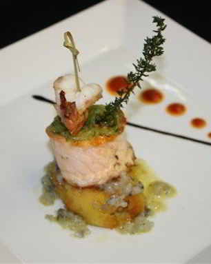 Лосось с крокетами из картофеля, дрессингом из огурца