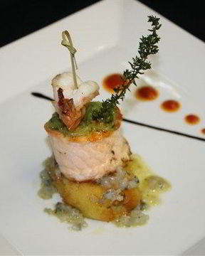 Лосось с крокетами из картофеля, дрессингом из огурца