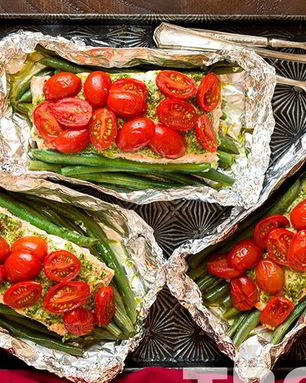 Лосось, запеченный в фольге с итальянскими овощами и соусом песто