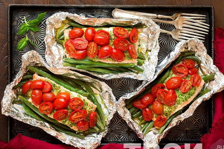Рецепт лосось, запеченный в фольге с итальянскими овощами и соусом песто
