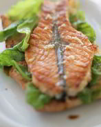 Маринованная семга на гриле с хлебом и салатом