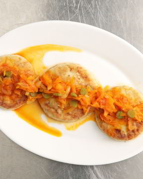 Медальоны из щуки с маринадом из корнишонов